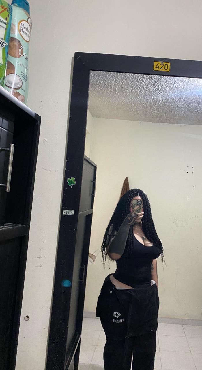 AbbyHiltonn picture 1