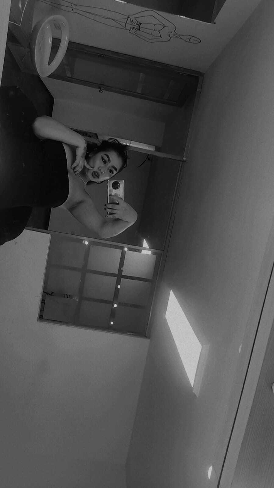 carolinaarias from Jerkmate