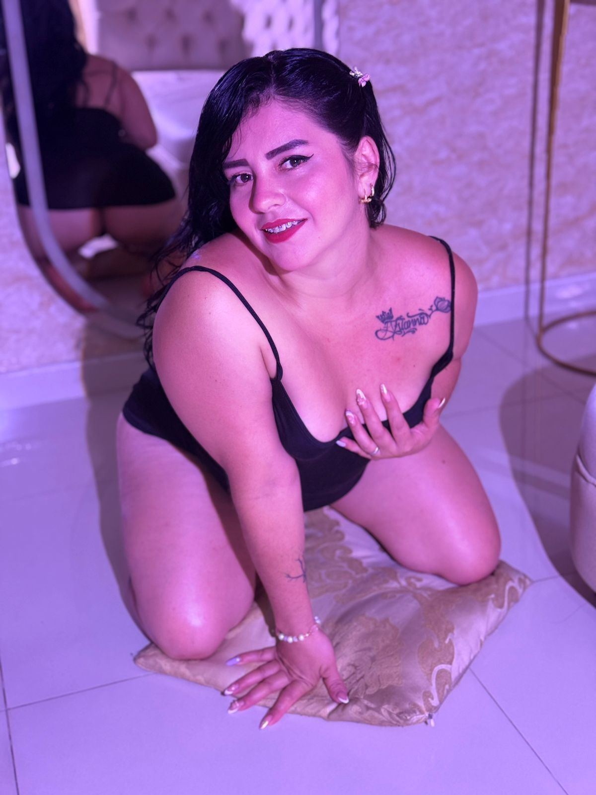 ISSA_CURVYHOT