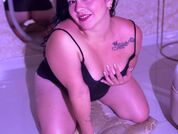 ISSA_CURVYHOT