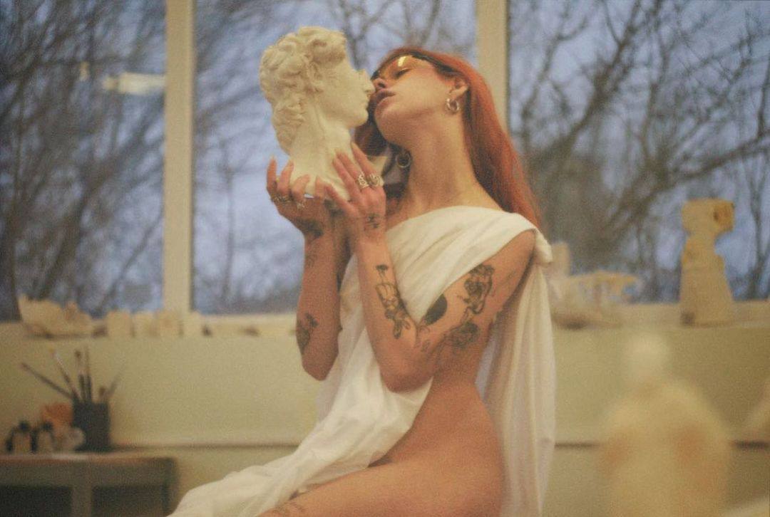 alisamoss from Jerkmate