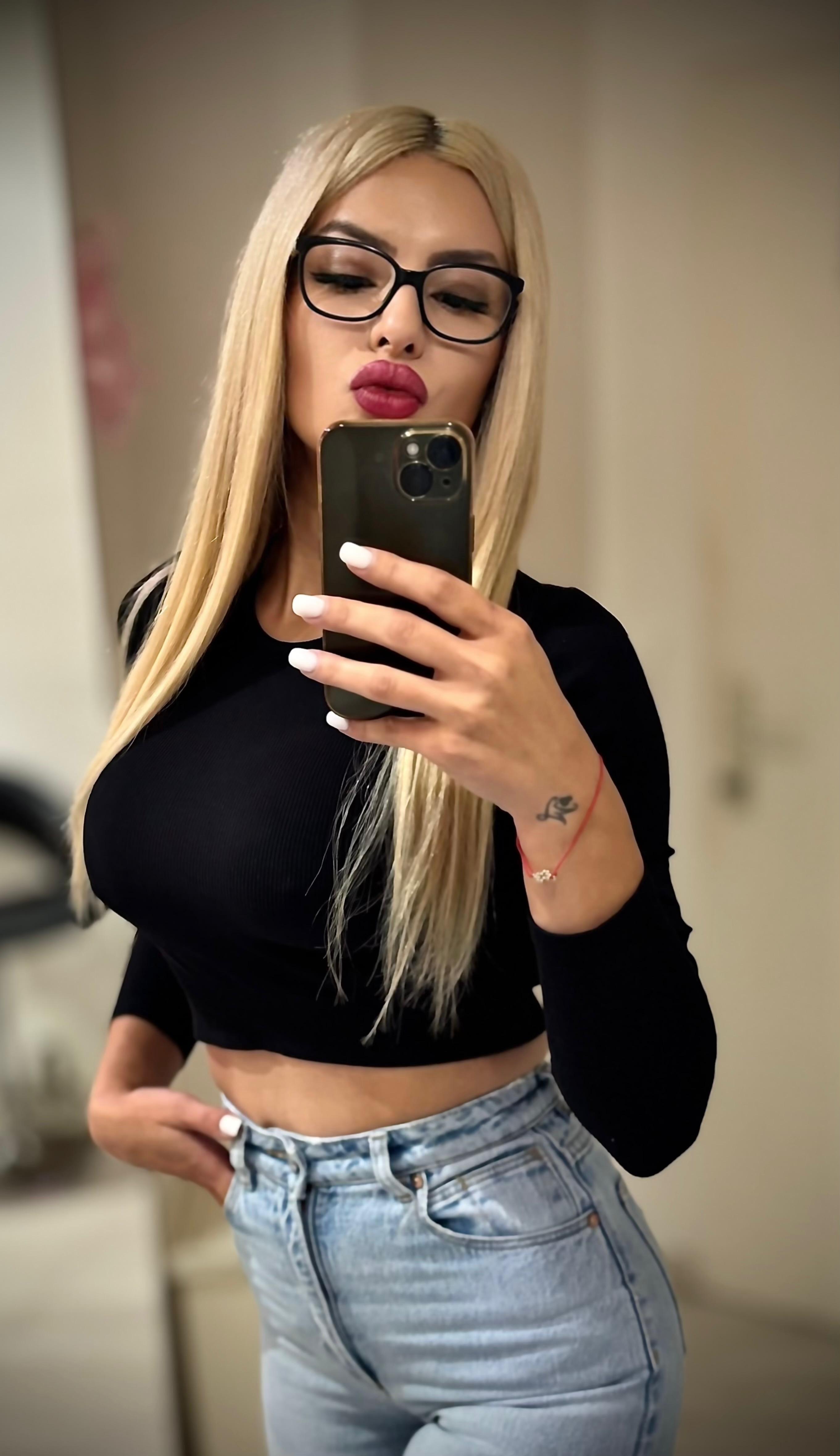 EvellynGolld photo 2