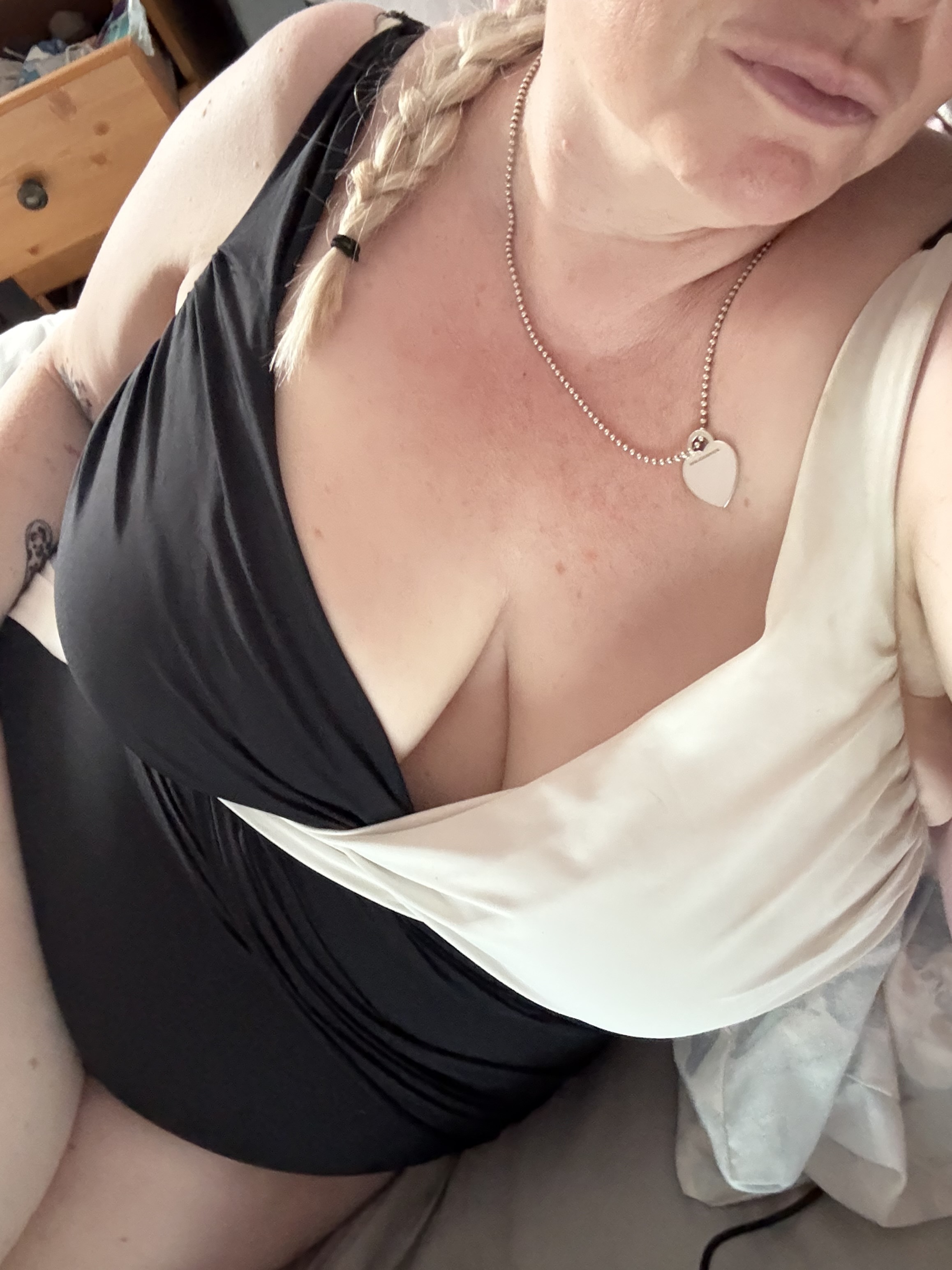 Blondebombshell27