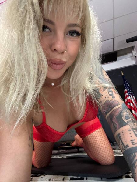 redlara from Jerkmate