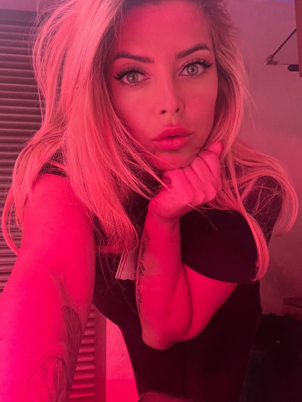 sarahlyne from Jerkmate