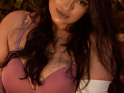 Emilycurvyx