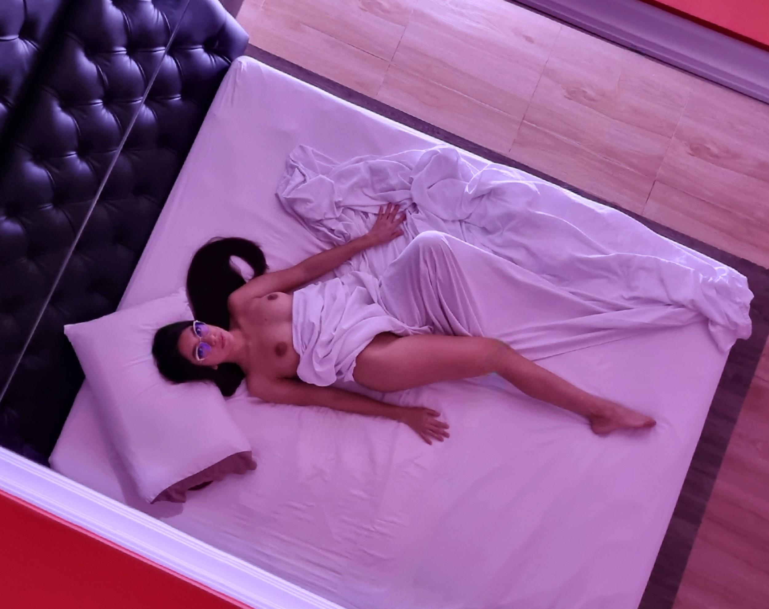 paulinepeach from Jerkmate