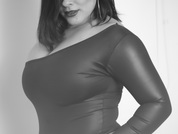 sophiecurvess pic