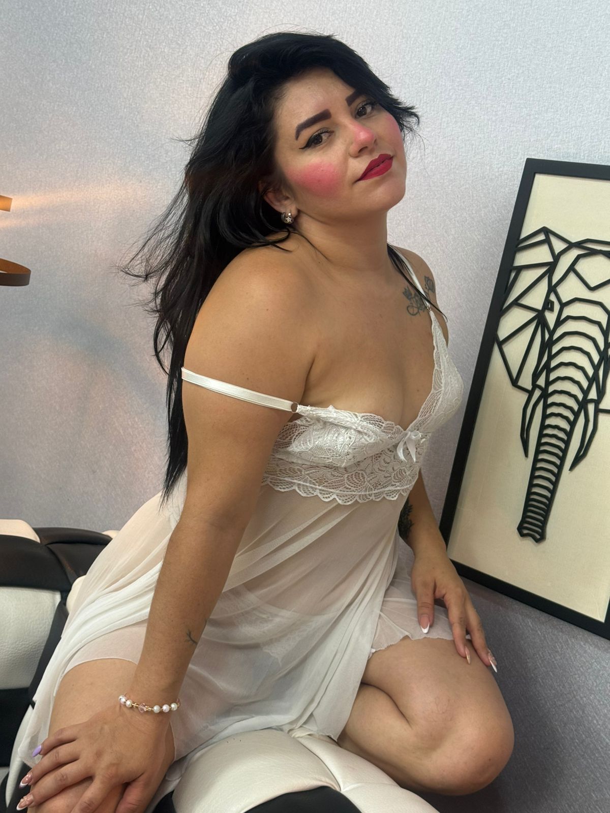 ISSA_CURVYHOT