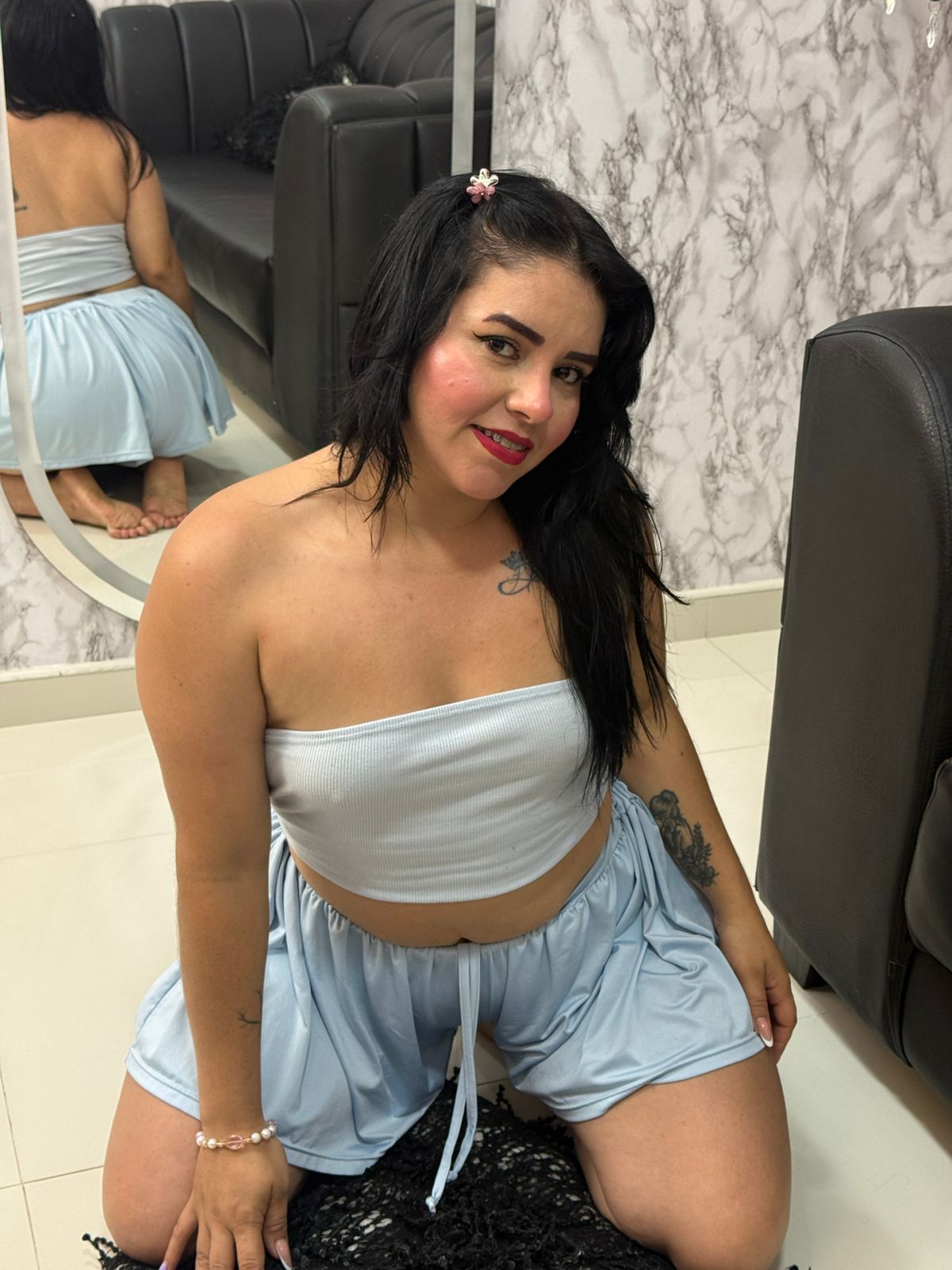 ISSA_CURVYHOT