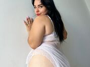 ISSA_CURVYHOT