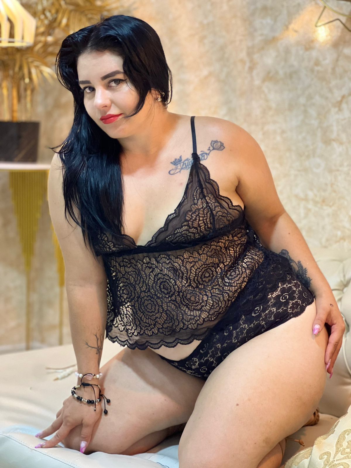 ISSA_CURVYHOT