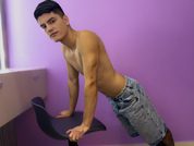 leotease photo