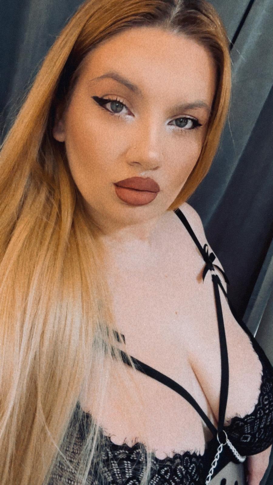 MelanieBrownn picture 4