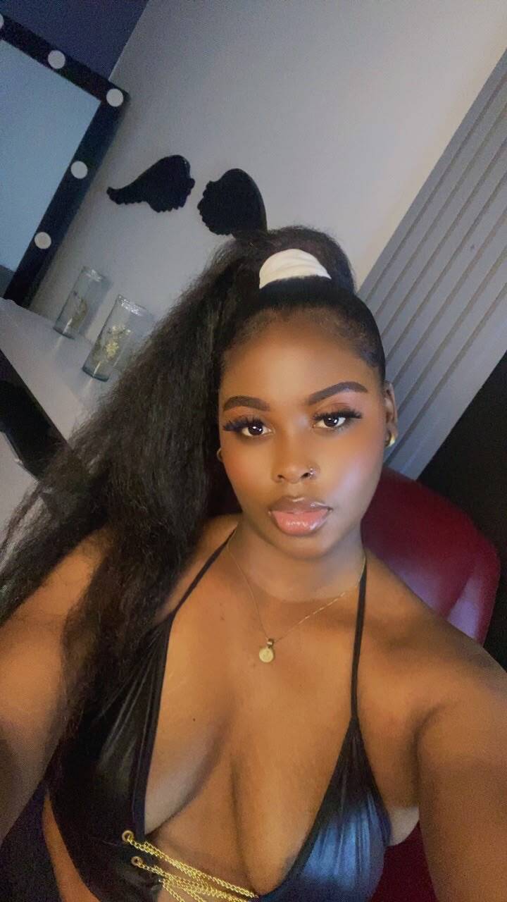 AngelaBasset photo 5